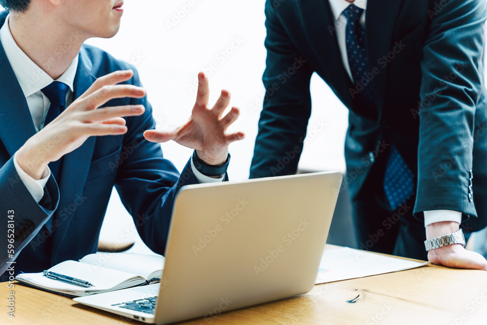 会議で業務改善について議論している様子